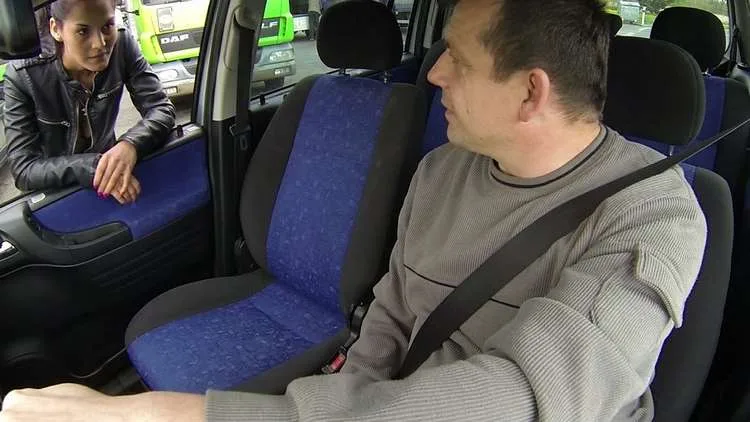 Czech Bitch 35 Eleman Arabaya Attığı Orospuyu Polislerin Önünde Sikiyor Türkçe Altyazılı Porno